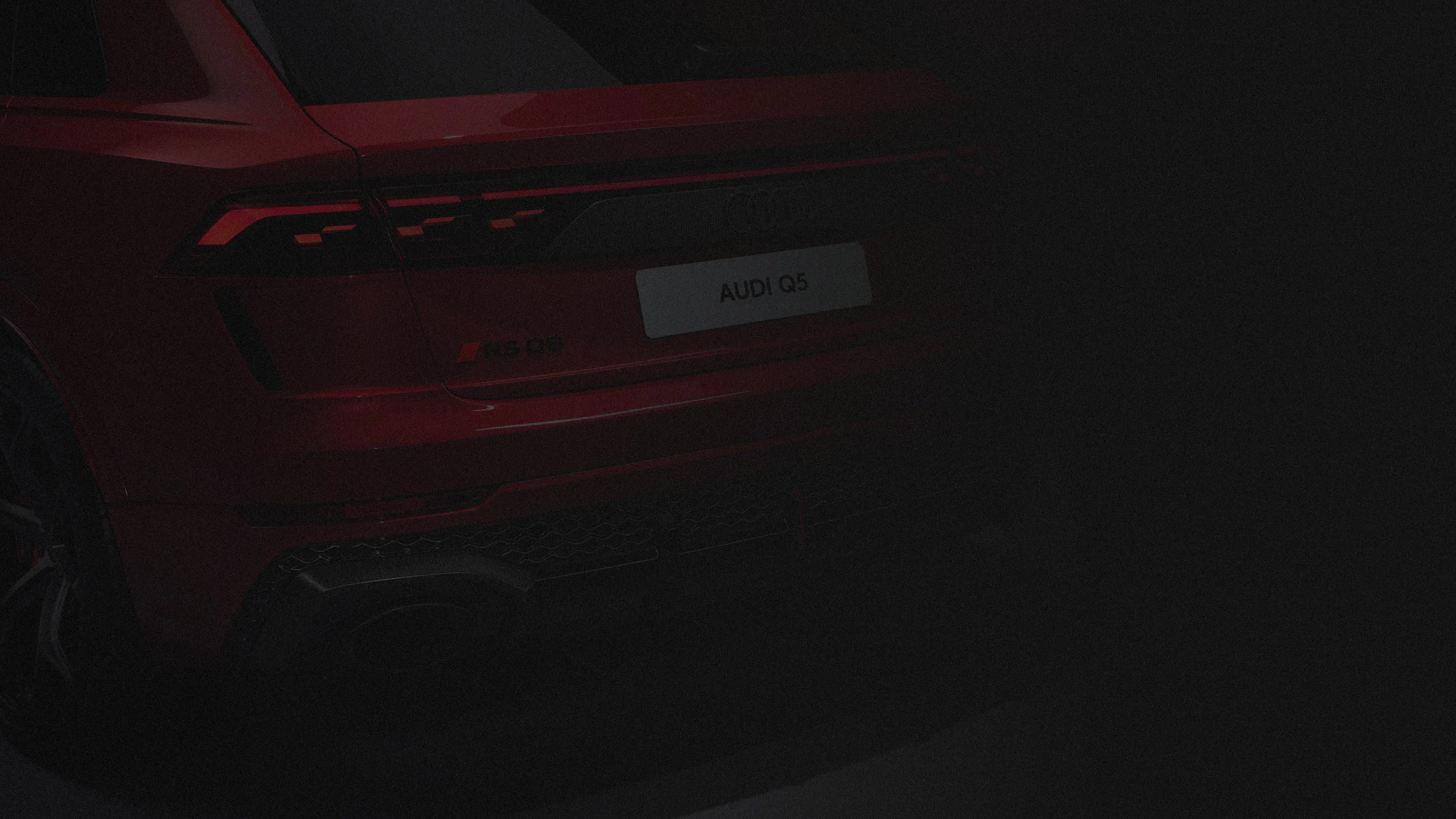 Блок з фотографіями, що показують різні етапи ремонту автомобілів, включаючи роботи з фарбування та відновлення кузова. Продемонстровано процеси до та після ремонту, які ілюструють якість виконаних робіт та професійний підхід компанії до обслуговування.