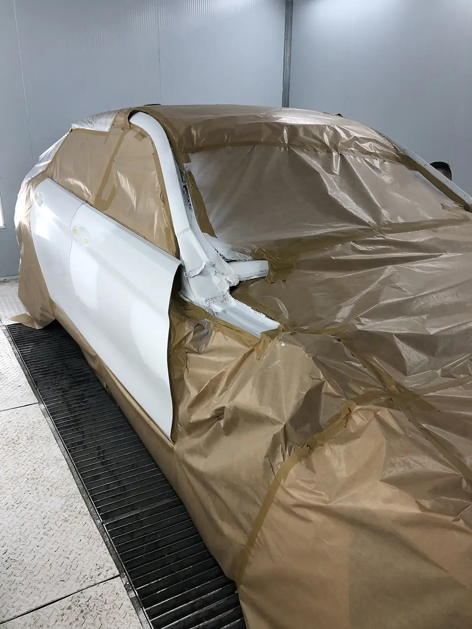 BMW 4 Series в процесі фарбування