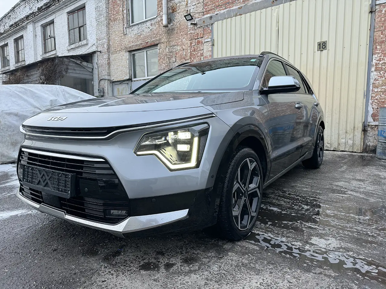 Сріблястий кросовер Kia Niro в ідеальному стані після комплексного ремонту в нашому автосервісі