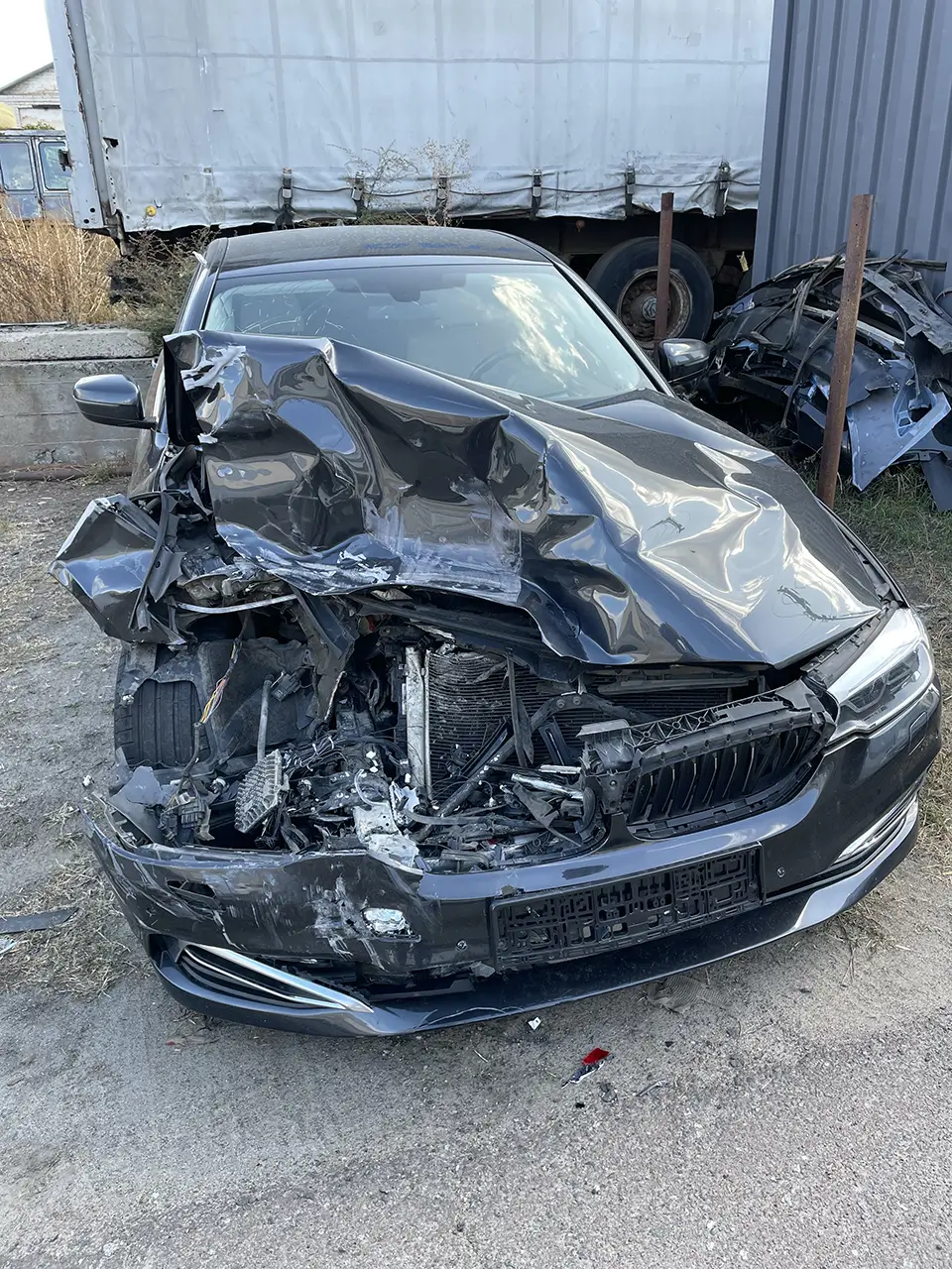 Автомобіль марки BMW з сильно пошкодженою передньою частиною після дорожньо-транспортної пригоди