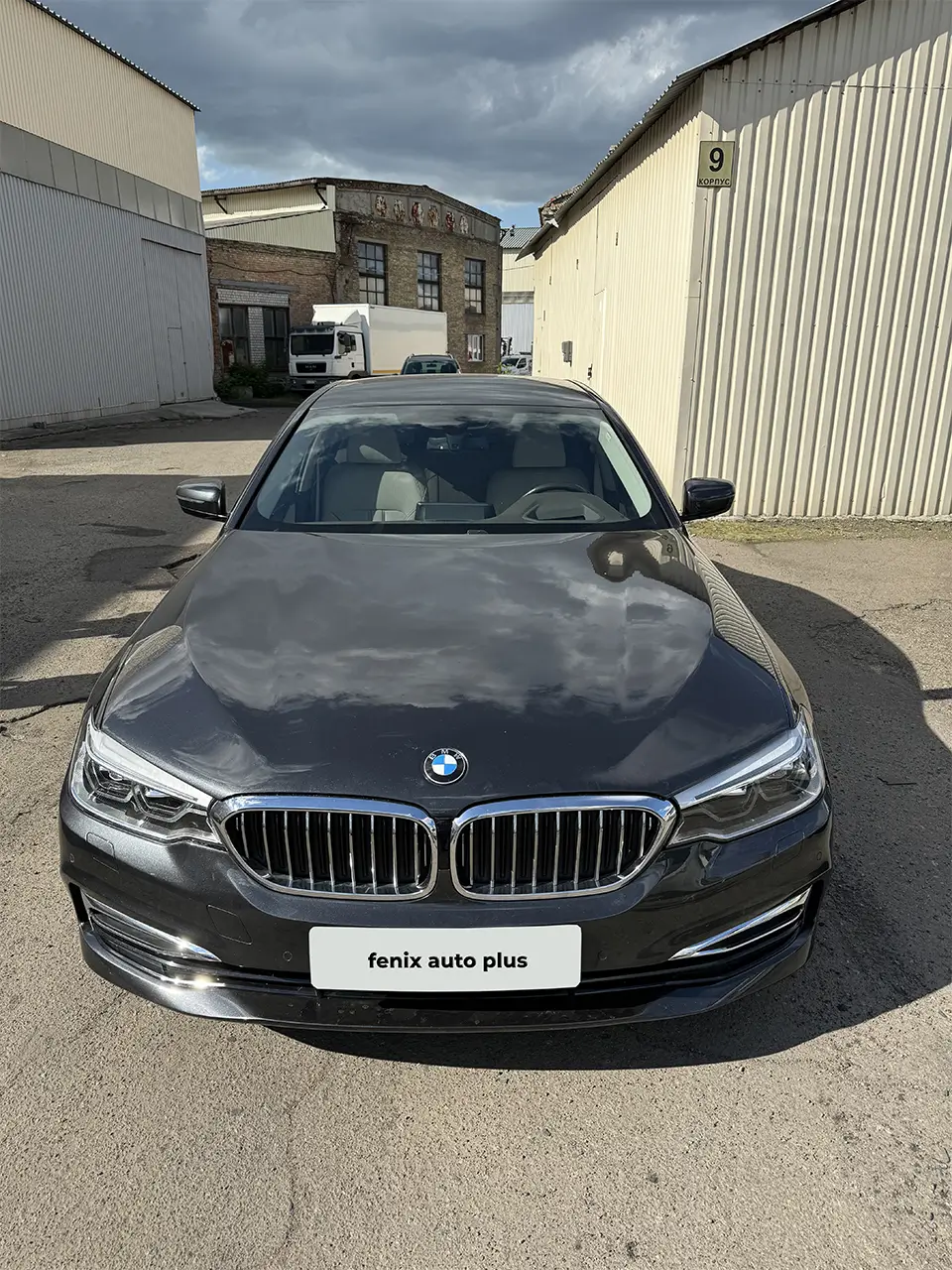 Передній вигляд автомобіля BMW 5 Series в ідеальному стані після комплексного ремонту в нашому автосервісі