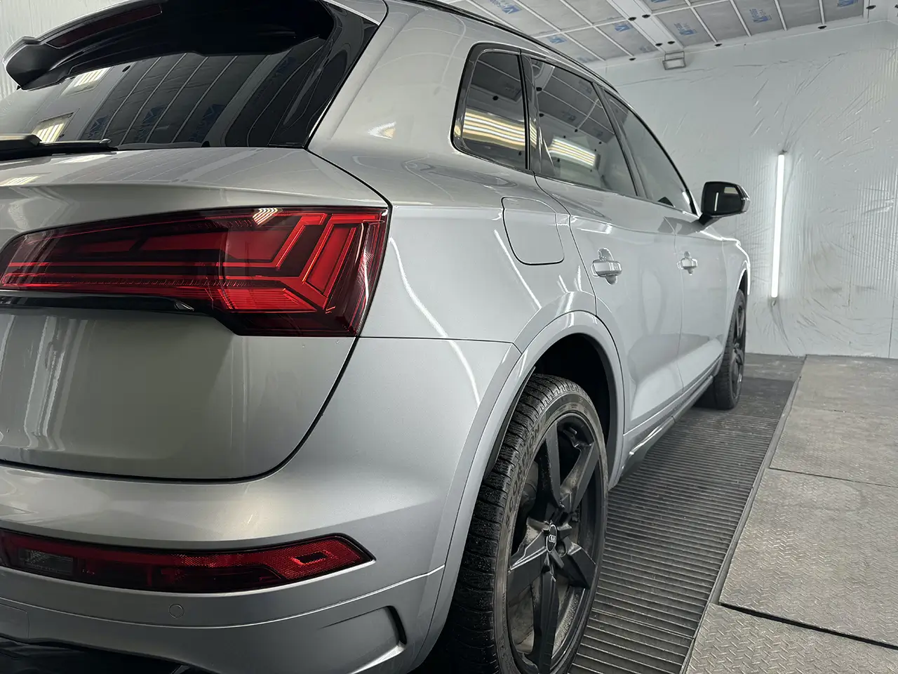 Задній вигляд сріблястого Audi SQ5 після професійного фарбування в нашому автосервісі