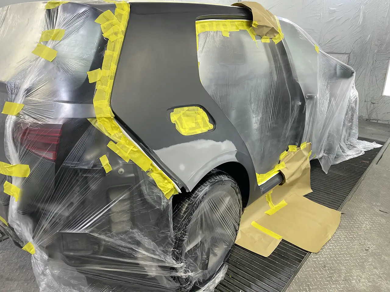 Автомобіль VW e-Golf в процесі підготовки до фарбування на нашого автосервісі